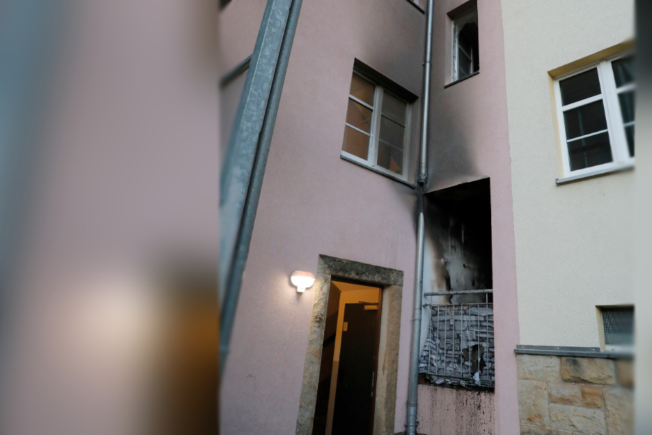 Das Feuer brach auf dem Balkon aus.