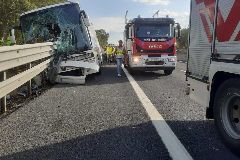 Der Bus wurde von der Leitplanke aufgespießt.