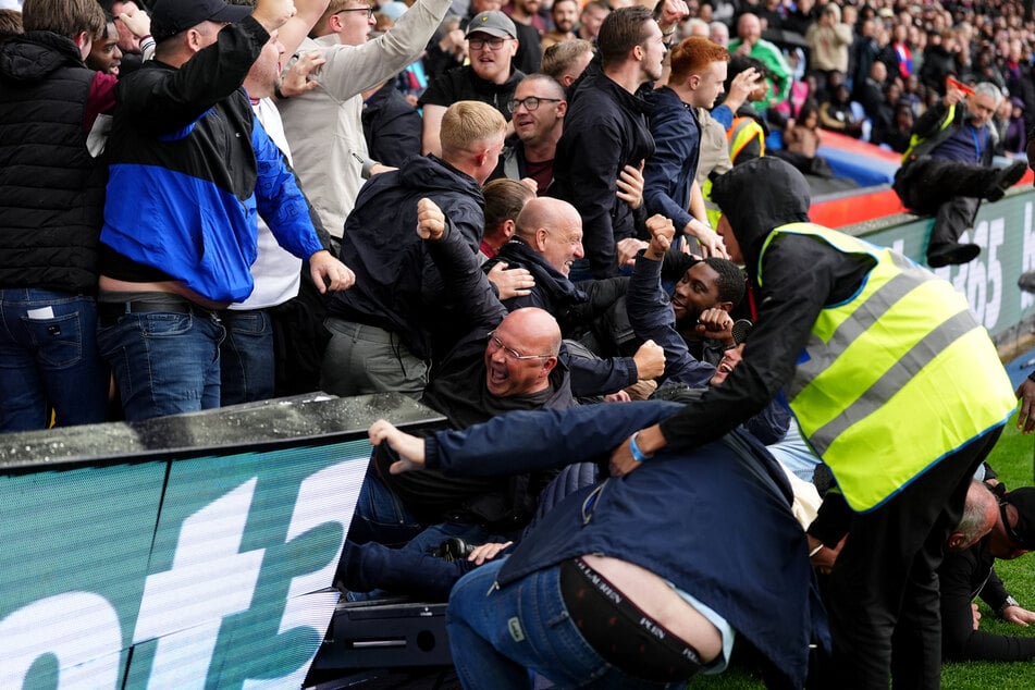 Mehrere Anhänger fielen beim Jubel über das 1:0 von West Ham auf das Feld. Ein kleiner Junge bekam dabei eine Werbetafel ab.