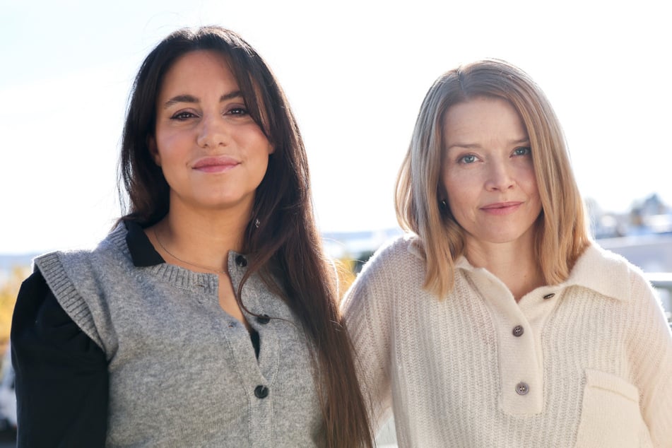 Zu den weiteren Gästen gehören unter anderem die beiden "Tatort"-Ermittlerinnen Almila Bagriacik (36, l.) und Karoline Schuch (44).