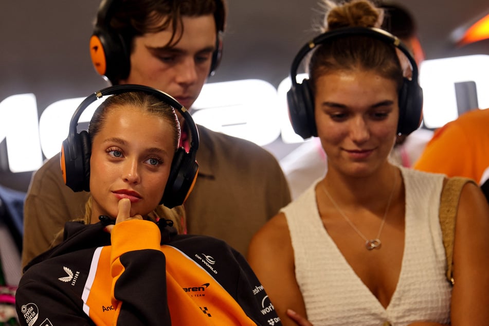 Margarida Corceiro (23, l.) fieberte vergangene Saison noch aus der Box mit Lando Norris mit.