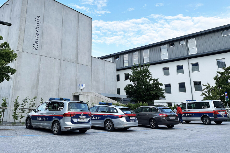 Polizeiautos stehen vor der Kletterhalle in Kundl, in der ein Mann tödlich verunglückt ist.