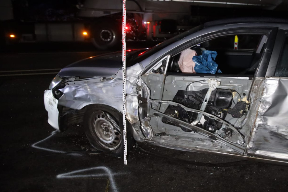 Ford gerät auf Gegenspur: Zwei Verletzte bei Unfall auf der B95