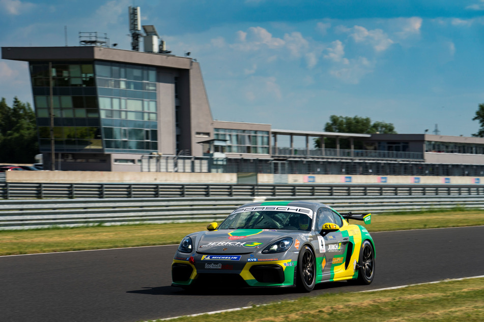 Mit bis zu 250 km/h jagt Jonas Greif mit dem Porsche vom Team Lechner Racing über die Rennpiste.