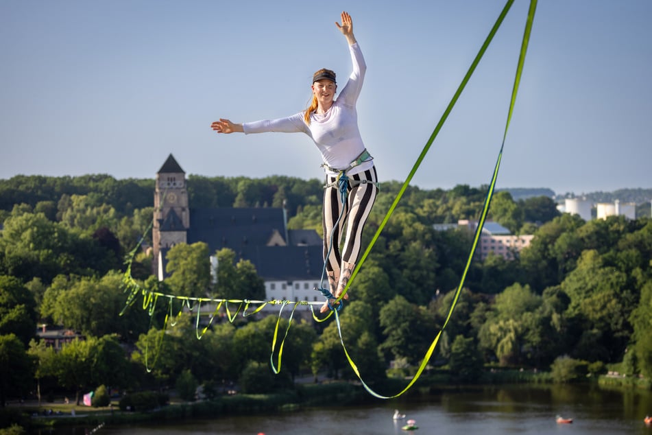 Slacklinerin Miri (29) balancierte über dem Schloßteich.