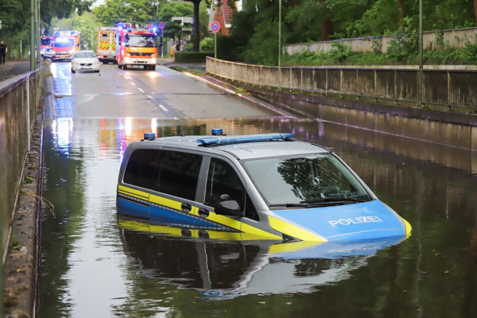 In Elmshorn fiel ein Streifenwagen dem Regen zum Opfer.