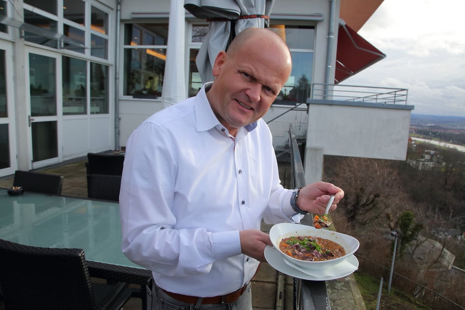 "Luisenhof"-Wirt Carsten Rühle (54) lässt sich einen Erbseneintopf schmecken.