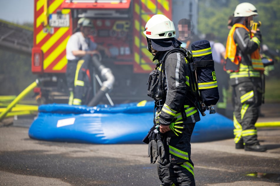 Die Feuerwehrleute hatten zudem mit Außentemperaturen von rund 30 Grad zu kämpfen.