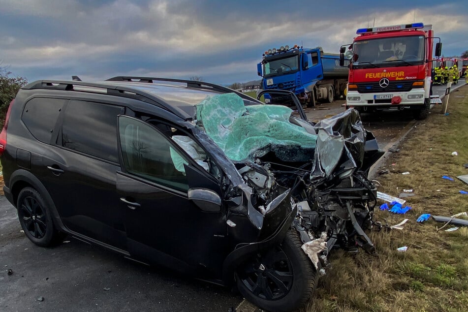 Der Motorraum des Unfallwagens wurde durch den Frontalcrash mit dem Lkw nahezu komplett zerstört.