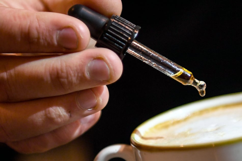 Produkte mit Cannabidiol (CBD), wie CBD-Öl für Heißgetränke, boomen. (Symbolbild)