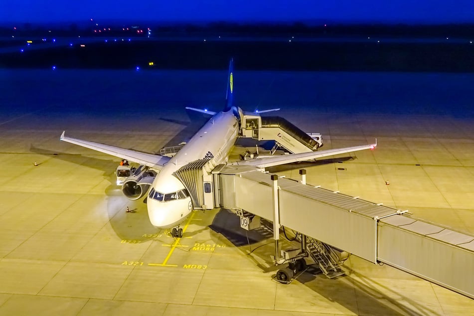 Ein Flugzeug der Lufthansa am Airport Dresden. Zuletzt kündigte die Airline an, Verbindungen nach Sachsen zu streichen.