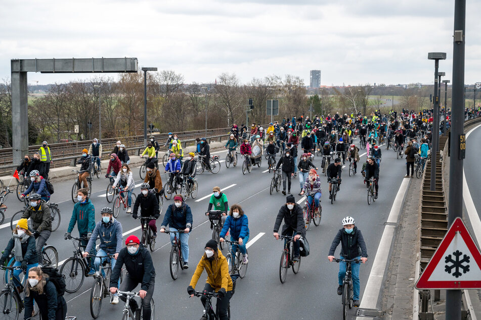 Mit Hupen und Fahrradklingeln verschafften sich die Teilnehmer unterwegs Gehör.