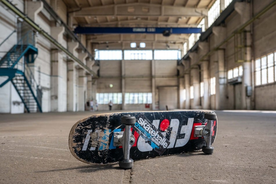 In der neuen Skaterhalle treffen zahlreiche Skateboarder aus ganz Europa aufeinander.