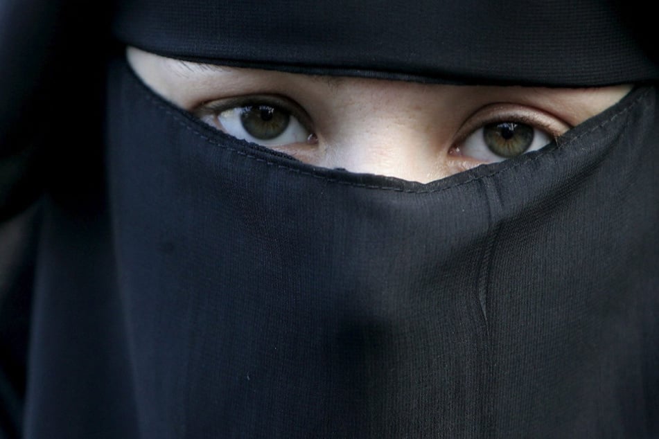 Die Frau soll erst nach Syrien ausgereist, später von dort nach Deutschland geflüchtet sein. (Symbolbild)