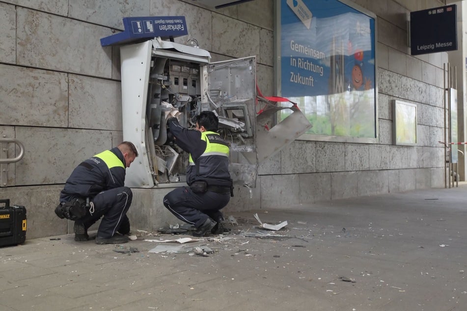 Bahn-Mitarbeiter verschafften sich im Anschluss einen Überblick über den Schaden.