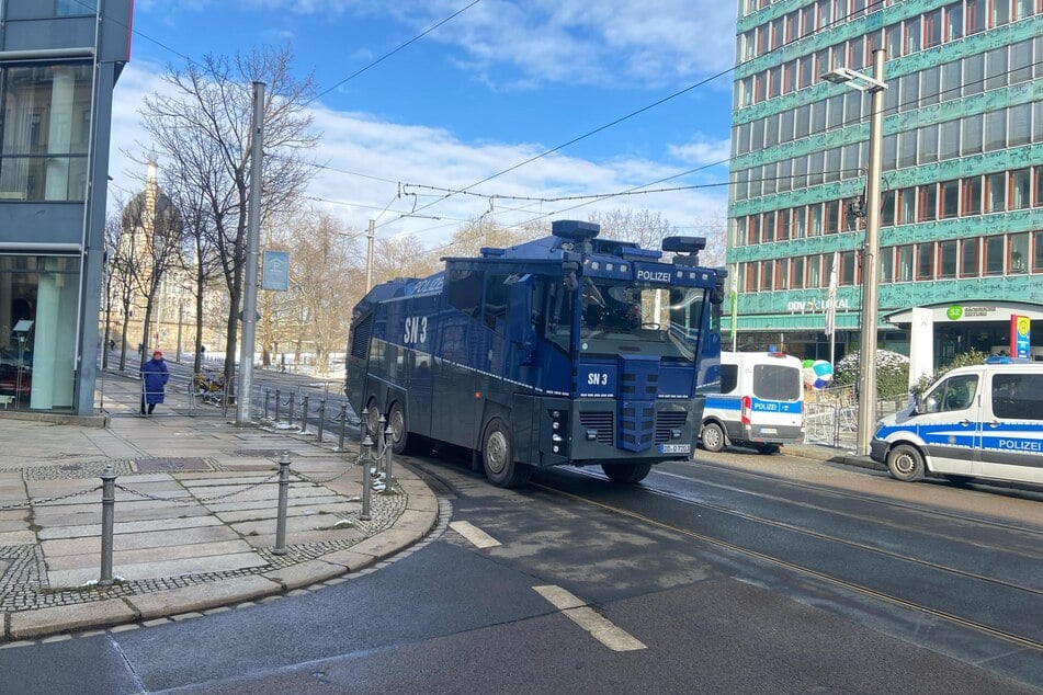 Auf der Maxstraße hat die Polizei einen Wasserwerfer 10.000 positioniert.