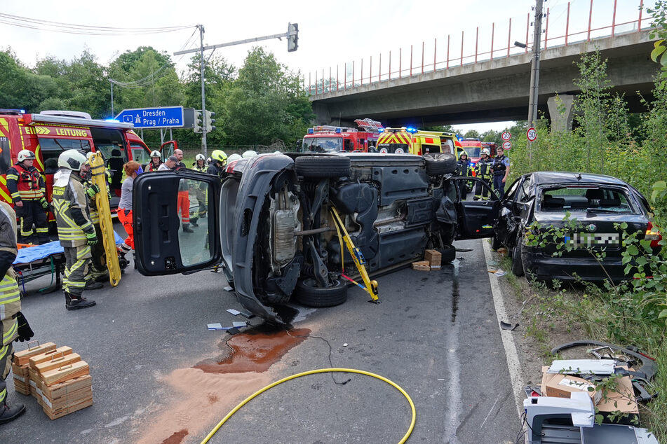 Der Fahrer des auf der Seite liegenden Seat und der des Škoda erlitten bei dem Unfall schwere Verletzungen.