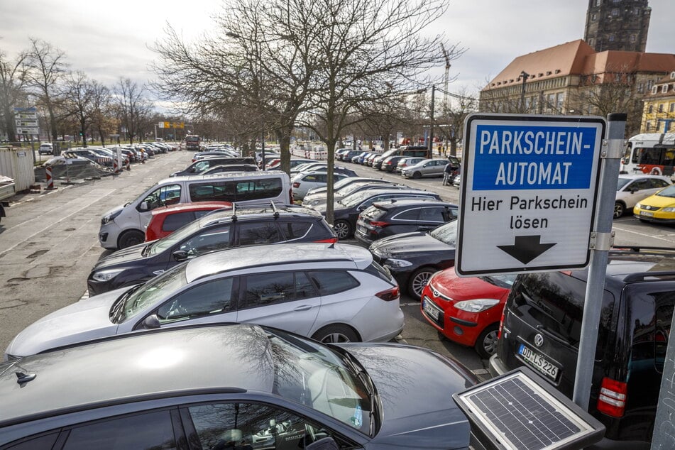 In der Innenstadt wie hier am Pirnaischen Platz sollen Autofahrer nach dem Willen der Verwaltung drei Euro bezahlen, 60 Cent mehr als bislang.