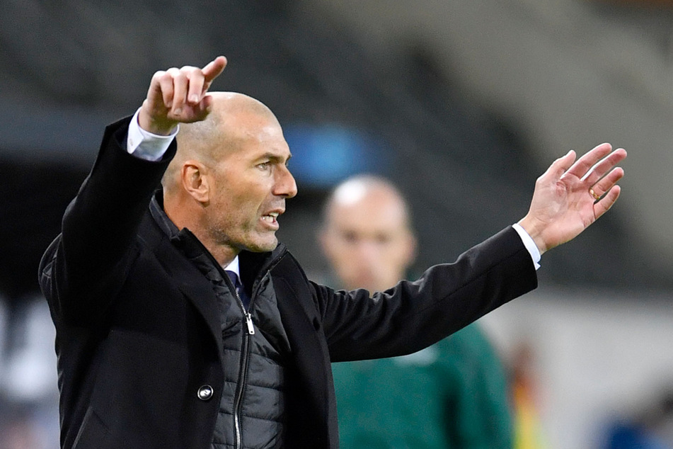 Real-Trainer Zinedine Zidane (48) sucht nach Lösungen.