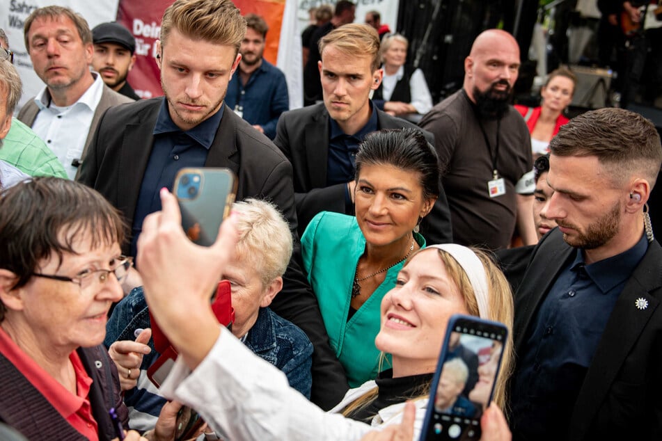 Sahra Wagenknecht (54, BSW, Mitte) bei ihrem letzten Wahlkampfauftritt vor der Europawahl am gestrigen Samstag in Berlin.