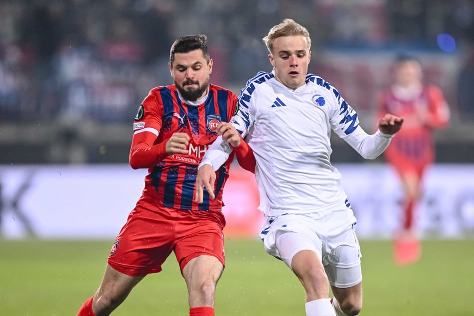 Victor Froholdt (19, r.) kämpft mit Heidenheims Marnon Busch (30) um den Ball: In den Play-offs der Conference League setzte sich Kopenhagen gegen den Bundesligisten durch.