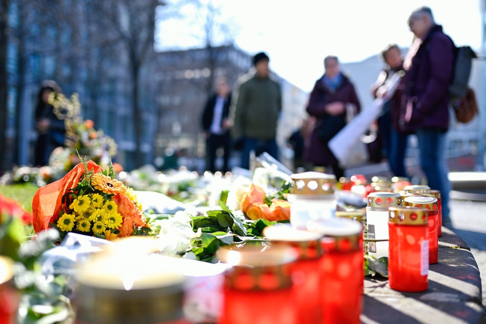 Auch Tage nach dem Anschlag am Paradeplatz in Mannheim legen Trauernde noch immer Blumen ab.