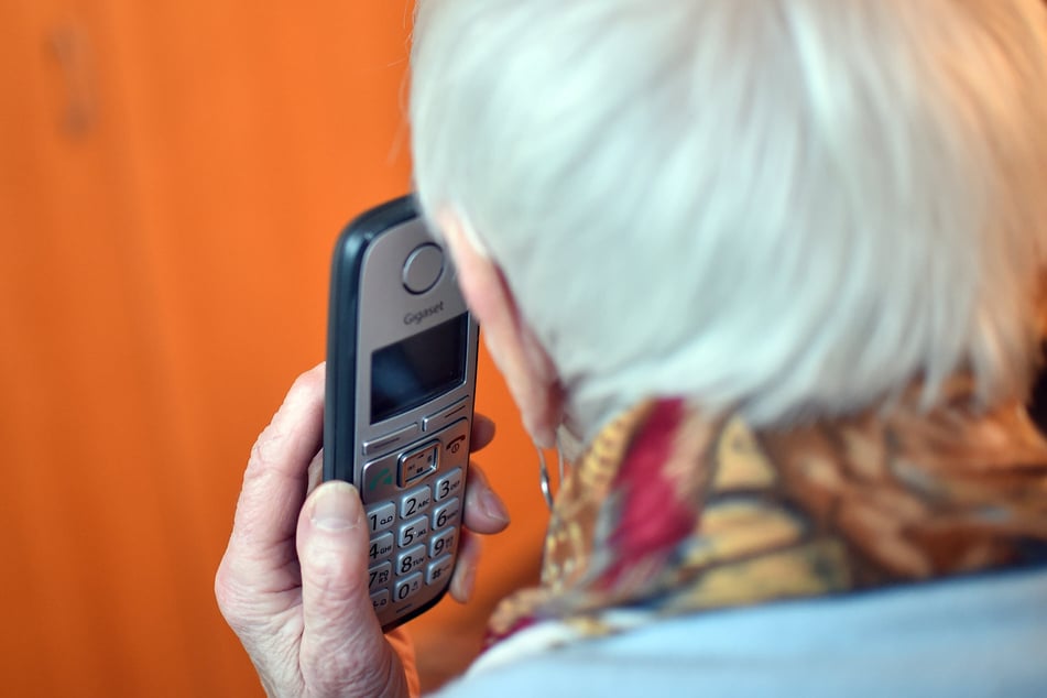 Falscher Polizist am Telefon: 75-Jährige um 10.000 Euro betrogen