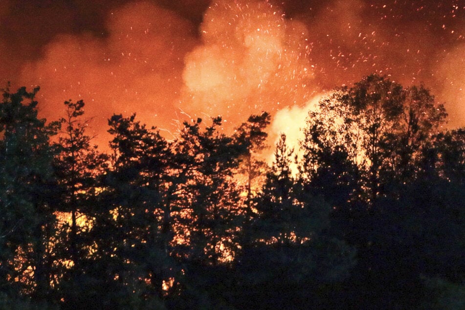 Die Flammen loderten bis in den Abend.