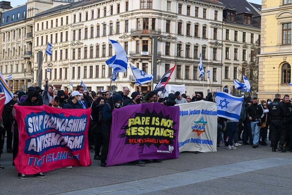 Ein Bündnis aus mit Israel solidarischer Gruppen hatte zum Gegenprotest aufgerufen. Laut Polizei nahmen etwa 250 Menschen teil.