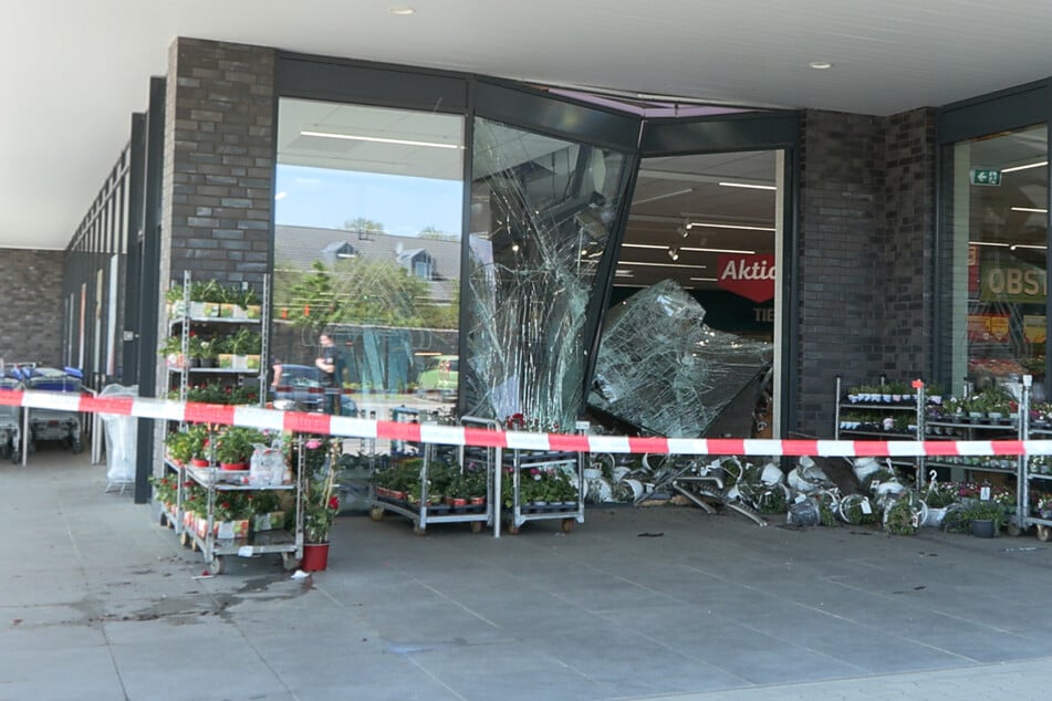 Ein BMW war in den Eingangsbereich eines Discounters gefahren.