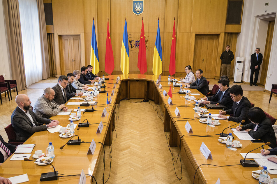 Dmytro Kuleba (42, Mitte l.), Außenminister der Ukraine, und Li Hui (70, Mitte r.), Sondergesandter von China, während eines Gesprächs für eine Friedenslösung in Russlands Angriffskrieg geführt.