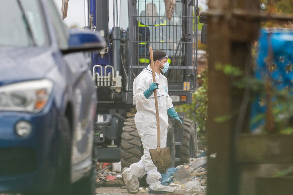 Seit Mittwochabend durchsuchen Beamte der Kriminalpolizei einen Wertstoff- und Recyclinghof in Weilerswist (NRW):