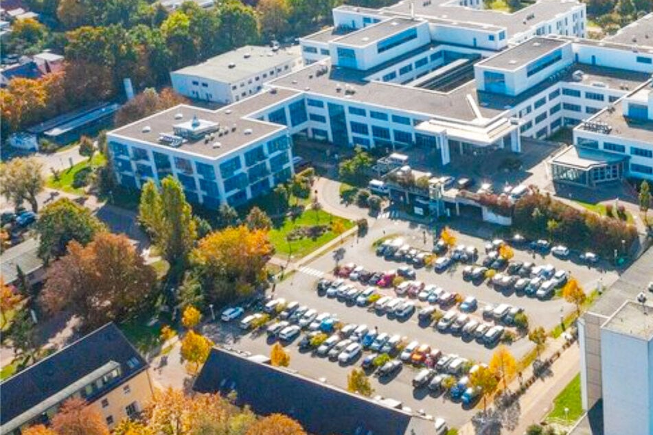 Rentner rutscht auf Klinik-Parkplatz vom Bremspedal - mit fatalen Folgen!