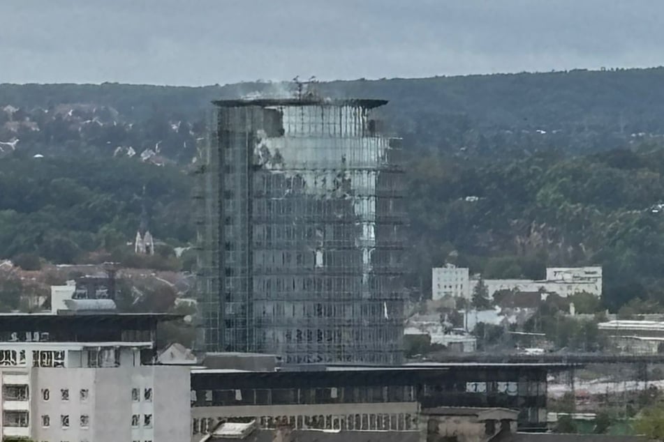 Von weitem zu erkennen: Über dem World Trade Center steigt weißer Rauch auf.