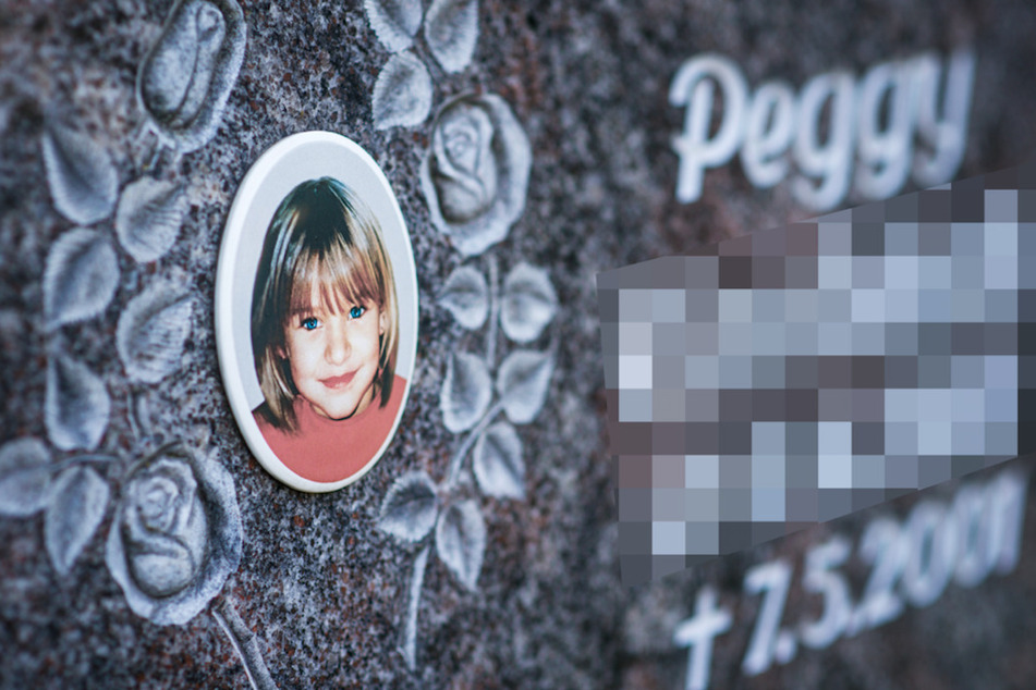 Ein Gedenkstein mit dem Porträt der kleinen Peggy auf dem Friedhof.