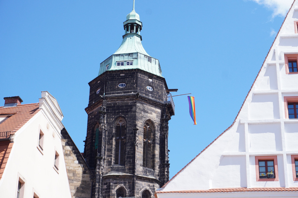 Die Stadtkirche hisste die Regenbogenflagge.