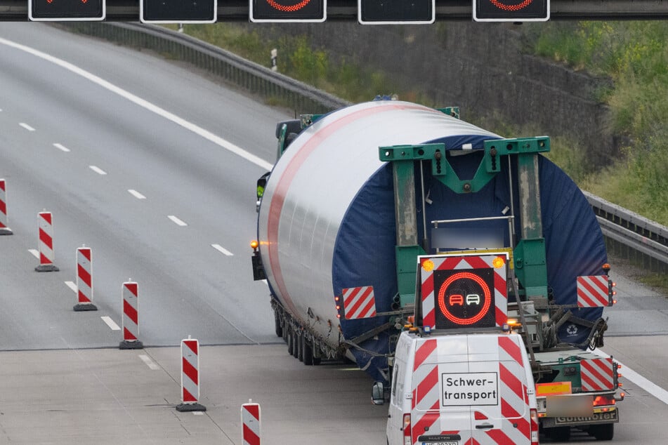 Ein Transporter mit einem Windkraftturm fing auf der A9 Feuer. (Symbolbild)