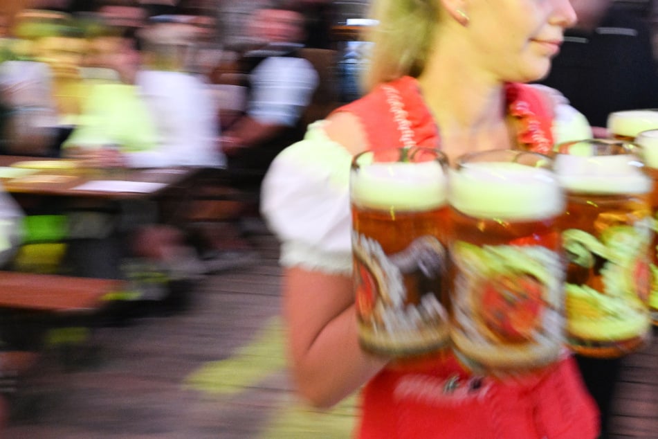 Eine Bedienung wurde von einem Mann mehrfach gegen ihren Willen angefasst - das hat Folgen. (Symbolfoto)