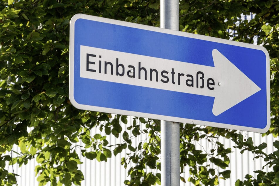 Dass er falsch herum in eine Einbahnstraße gefahren ist, hat für einen 34-Jährigen aus Kassel weitreichende Folgen. (Symbolbild)