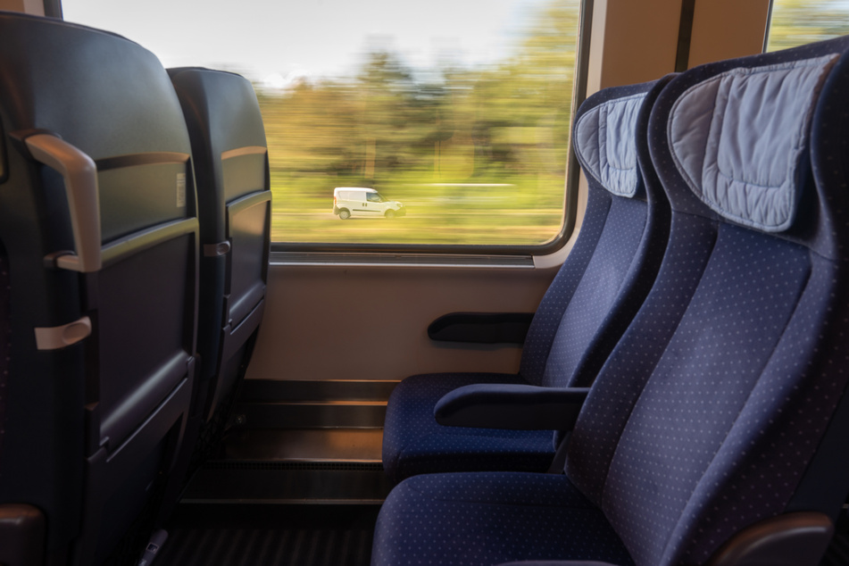 Mann belästigt 21-Jährige im Zug: Bahnfahrer reagiert mutig