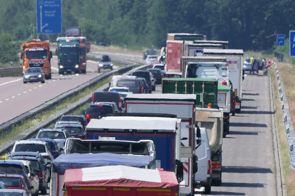 Ein Auto war gegen die rechte Leitplanke geraten. Polizei und Rettungskräfte eilten umgehend zum Ort des Geschehens.