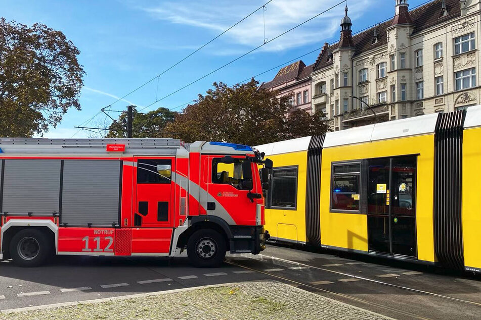 Berlin: E-Scooter-Fahrer von Berliner Tram erfasst und mitgeschleift: 21-Jähriger schwer verletzt!