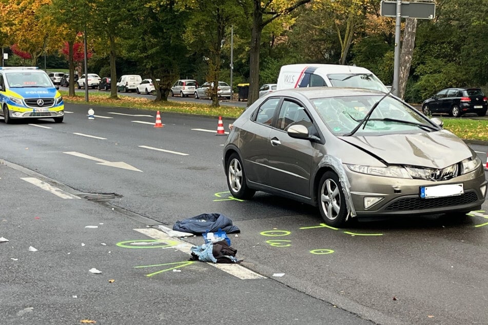 Offenbar wollte der 72-jährige Fußgänger noch einen wartenden Bus erreichen, bevor er frontal mit dem Honda Civic zusammenstieß.