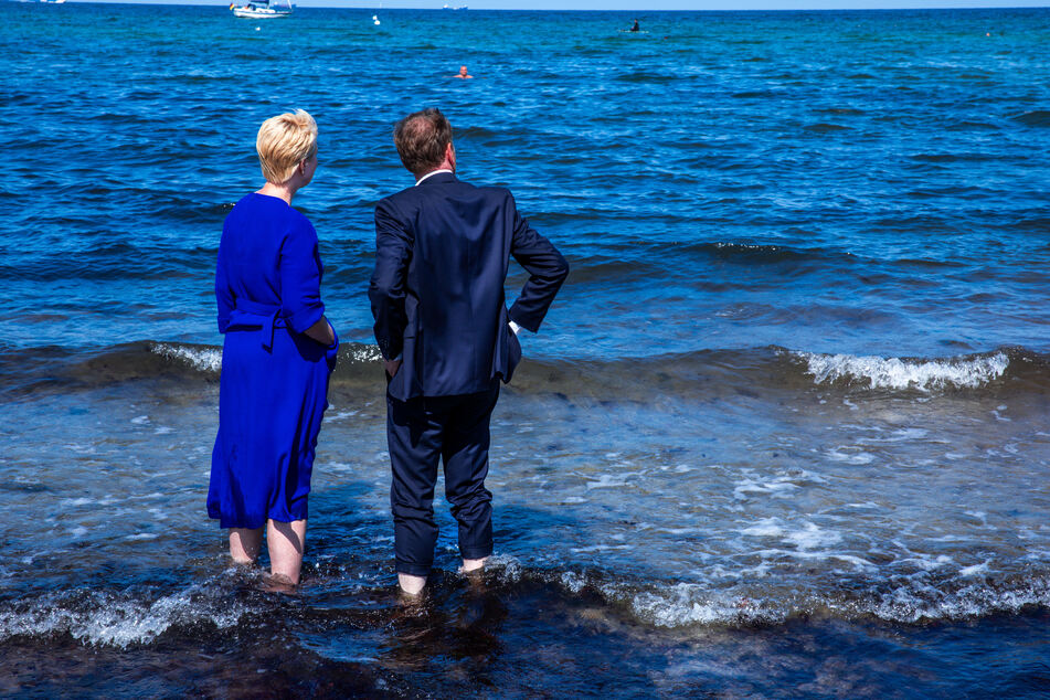 Die zwei Landeschefs genehmigten sich eine kurze Auszeit im Wasser.