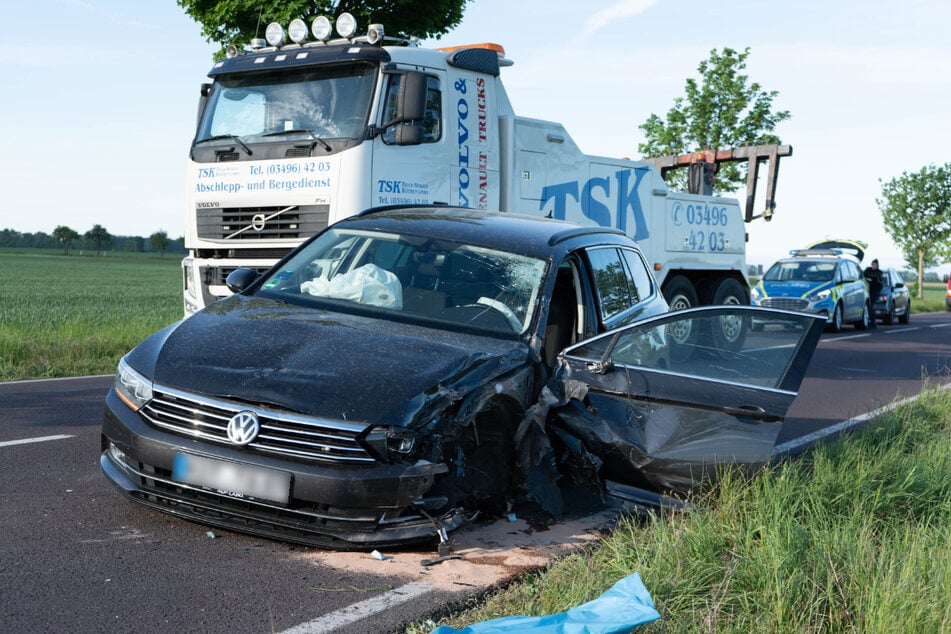 Ein VW musste abgeschleppt werden, nachdem er in einen Lastwagen (nicht im Bild) gekracht ist.