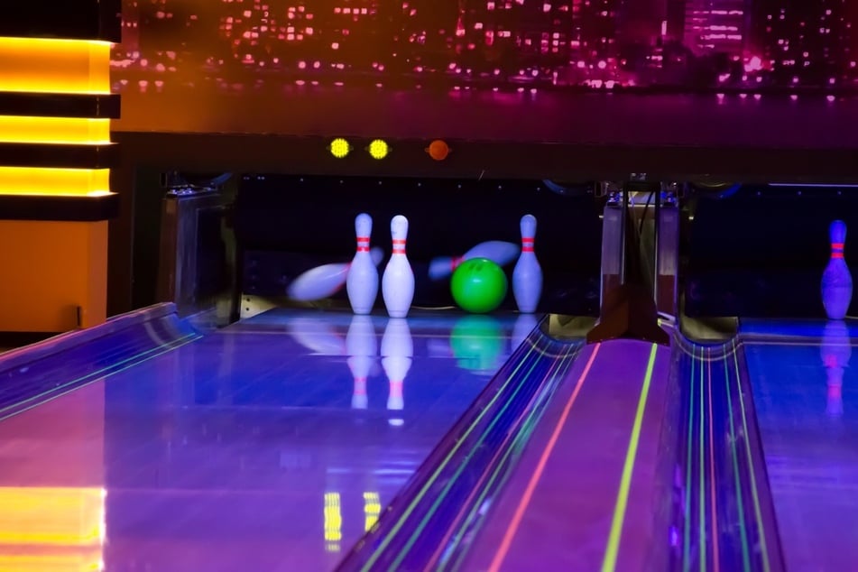 Specials wie das Cosmic-Bowling machen Dein Spiel im Fireball-Bowling in Chemnitz zu einem besonderen Erlebnis. (Symbolbild)