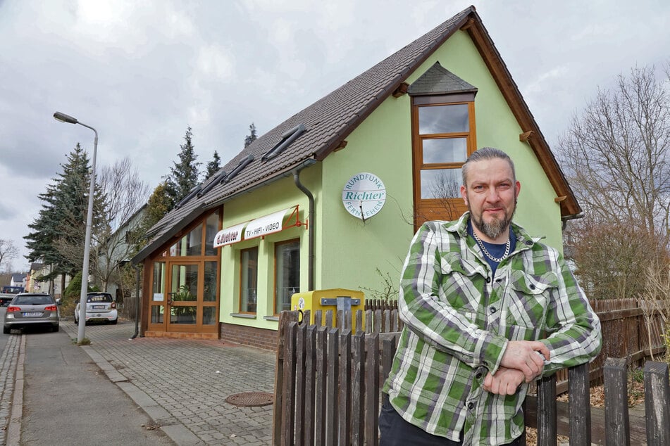 In diesem Haus soll sich das Crossener Gemeindeleben demnächst abspielen. Ortsvorsteher Michael Hillert (41) hofft, dass die Stadt Zwickau das Objekt kauft.
