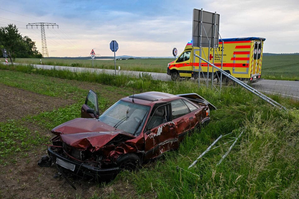 Der Audi des 76-Jährigen wurde durch den Zusammenprall auf ein anliegendes Grünstück katapultiert.