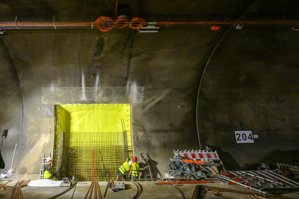 Bauarbeiter werkeln fleißig in dem knapp 3,3 Kilometer langen Tunnel.