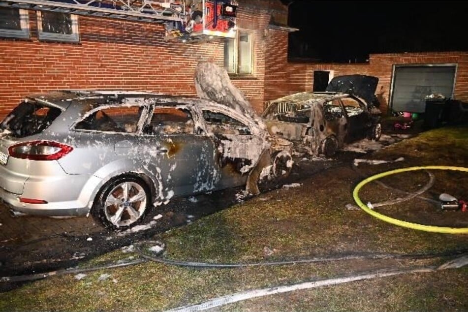 Ein Ford Mondeo, von dem der Brand ausgegangen sein könnte, sowie ein davor abgestellter VW Golf wurden vollständig zerstört.